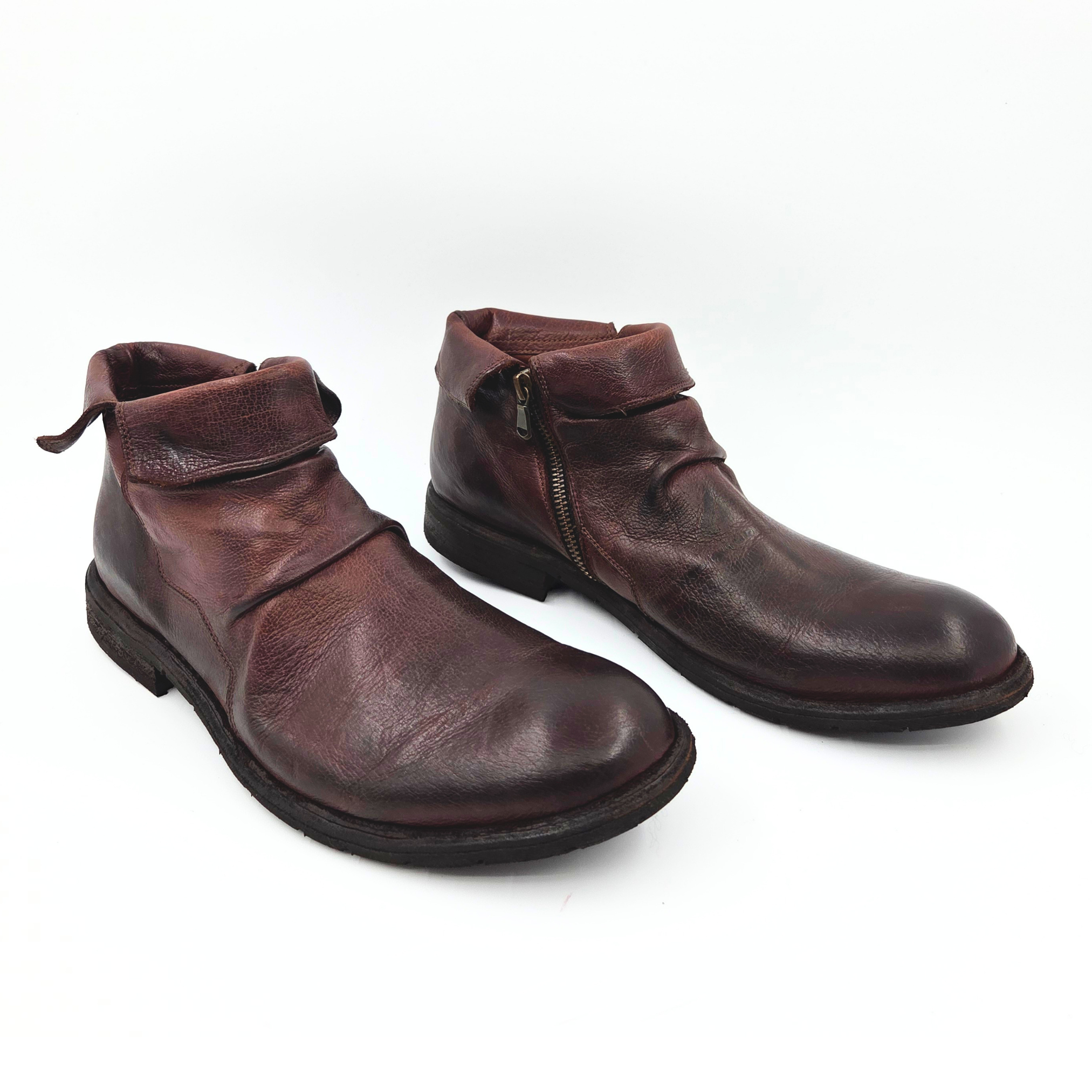 Ankle boot with zipper