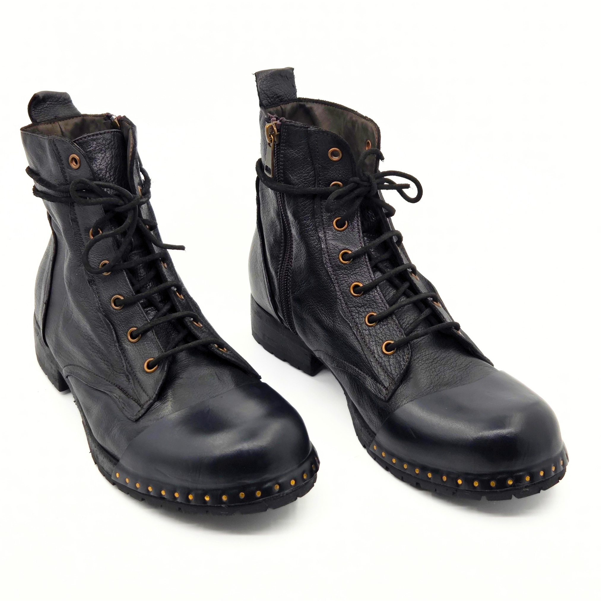 Stivaletto in Pelle di Bufalo Chiodato - Nero