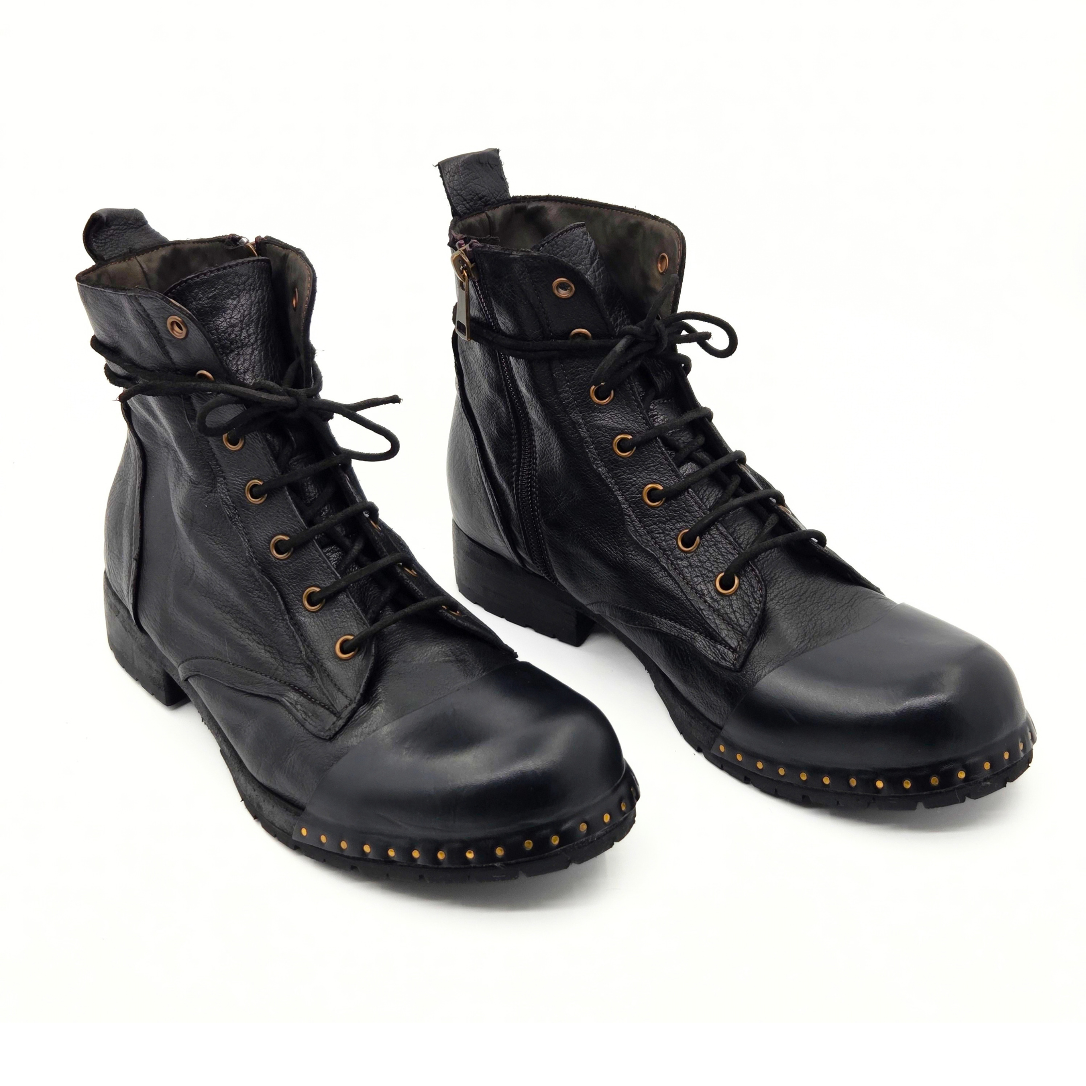Stivaletto in Pelle di Bufalo Chiodato - Nero